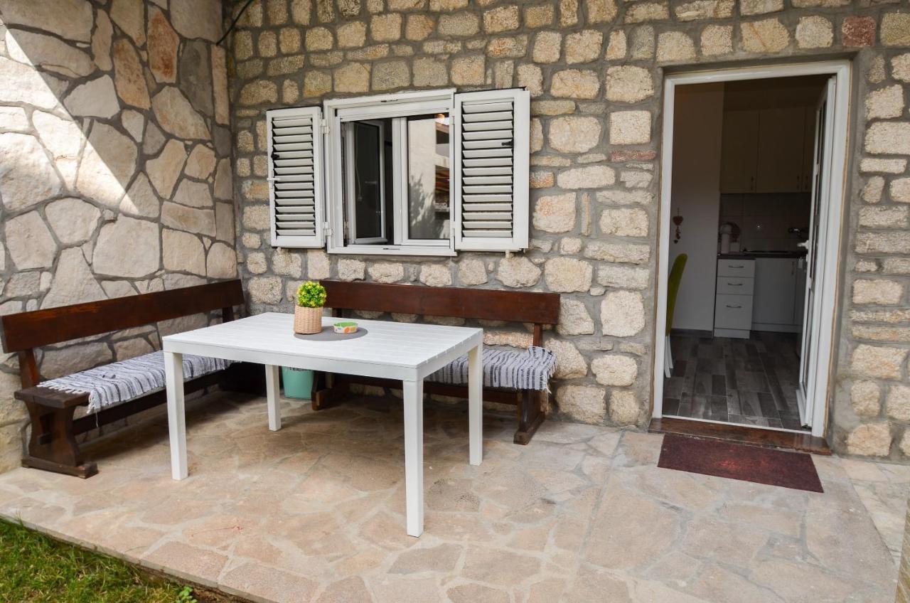 Ferienwohnung Modern Seaside Escape - Stunning Sea View - Private & Stylish Kotor Exterior foto