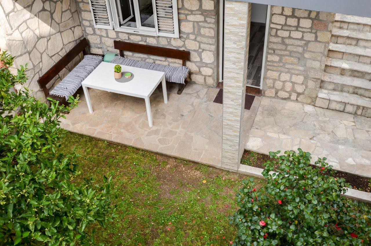 Ferienwohnung Modern Seaside Escape - Stunning Sea View - Private & Stylish Kotor Exterior foto