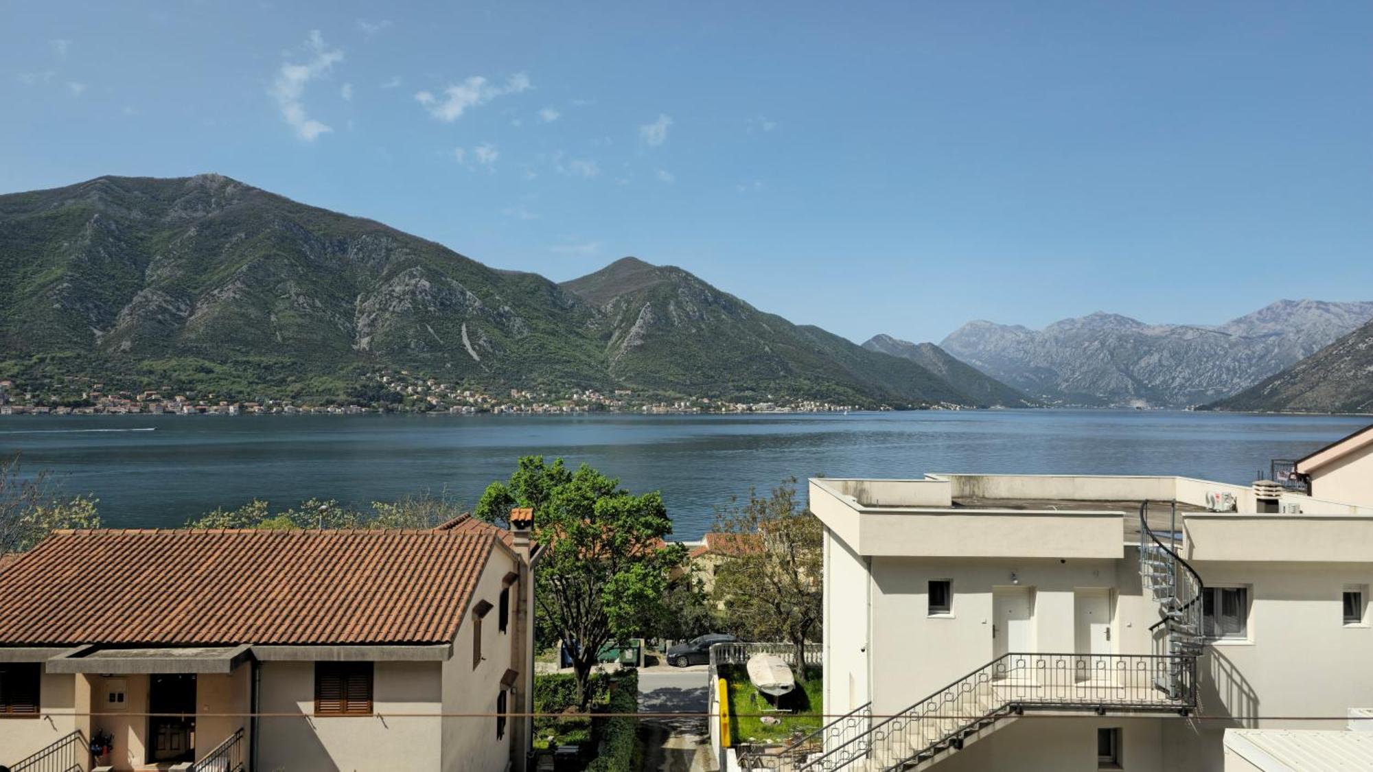 Ferienwohnung Modern Seaside Escape - Stunning Sea View - Private & Stylish Kotor Exterior foto