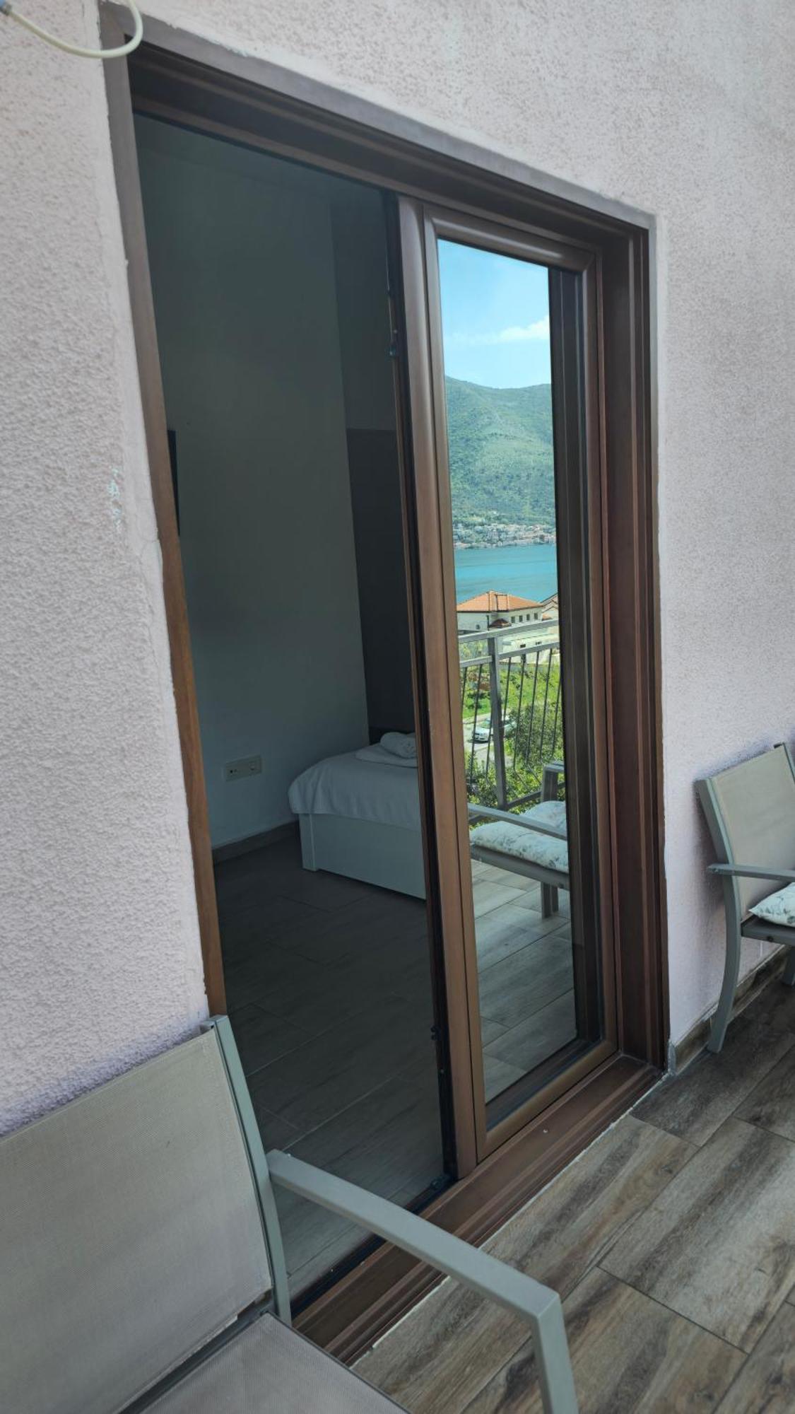 Ferienwohnung Modern Seaside Escape - Stunning Sea View - Private & Stylish Kotor Exterior foto