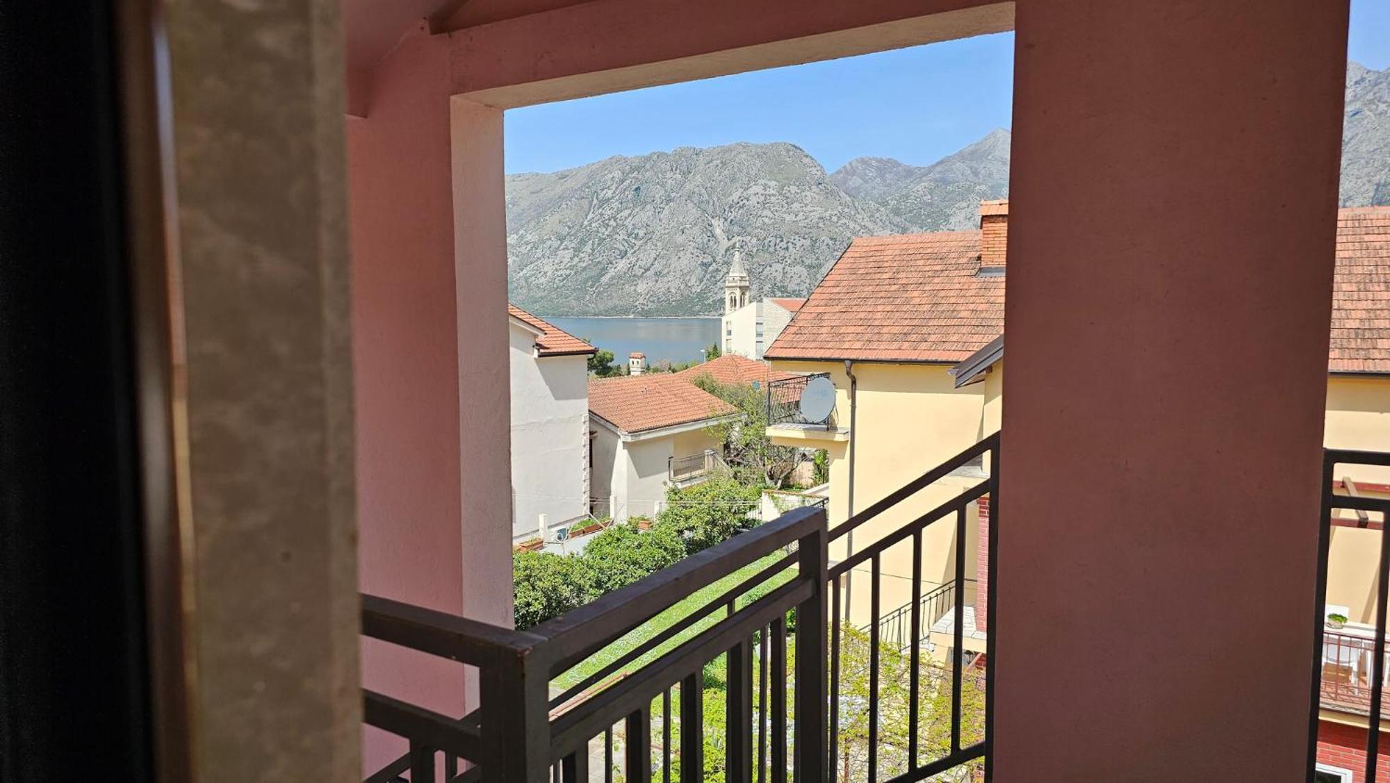 Ferienwohnung Modern Seaside Escape - Stunning Sea View - Private & Stylish Kotor Exterior foto