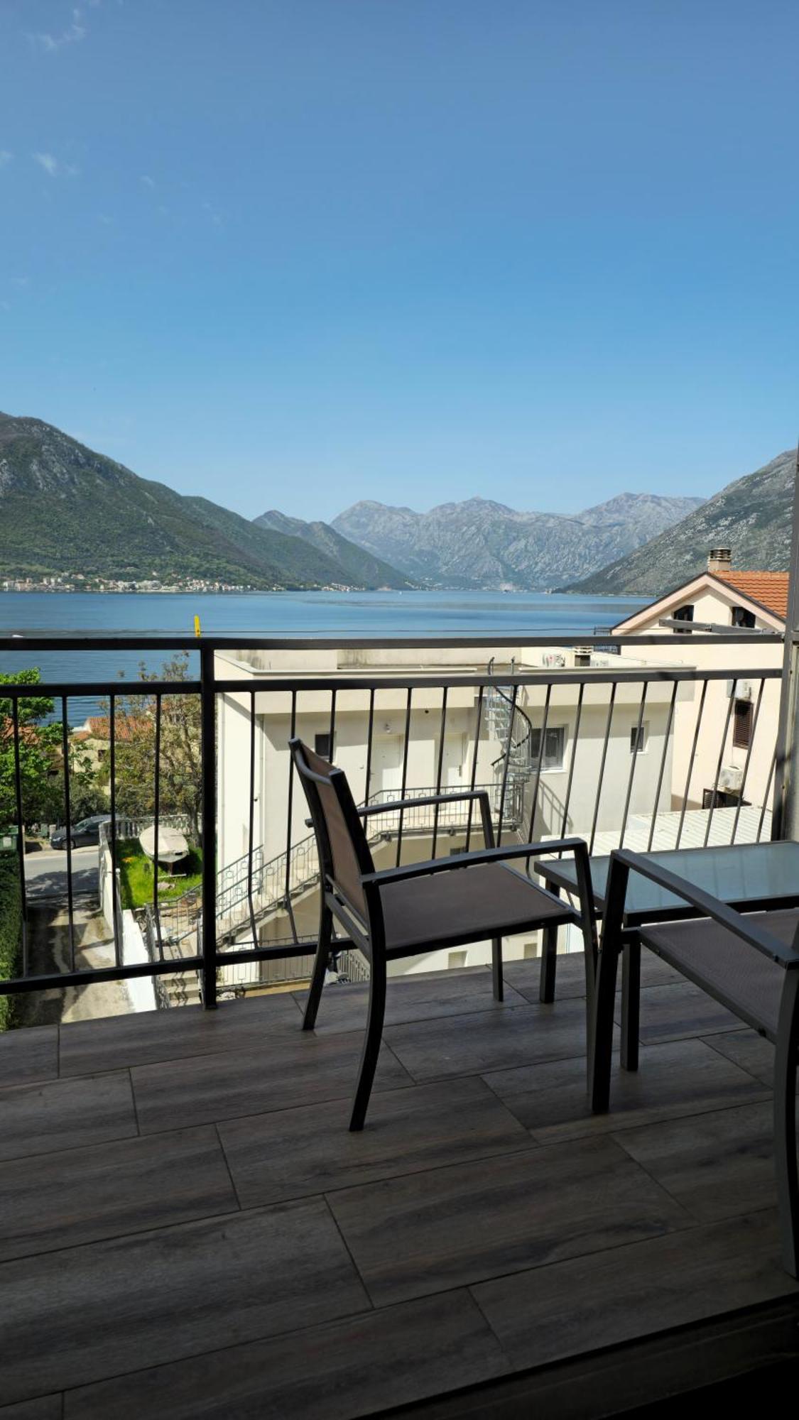 Ferienwohnung Modern Seaside Escape - Stunning Sea View - Private & Stylish Kotor Exterior foto