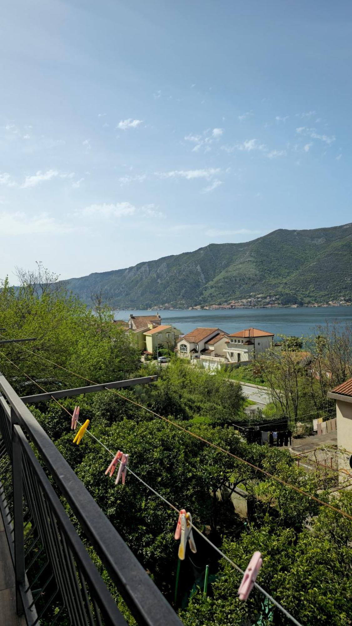 Ferienwohnung Modern Seaside Escape - Stunning Sea View - Private & Stylish Kotor Exterior foto