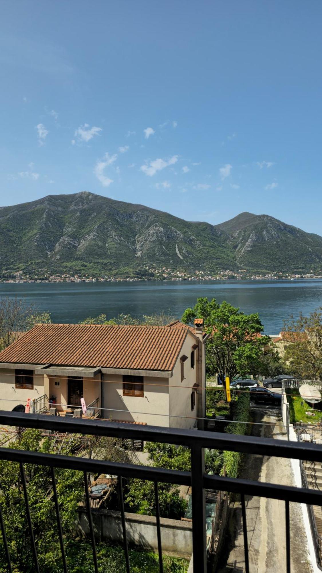 Ferienwohnung Modern Seaside Escape - Stunning Sea View - Private & Stylish Kotor Exterior foto