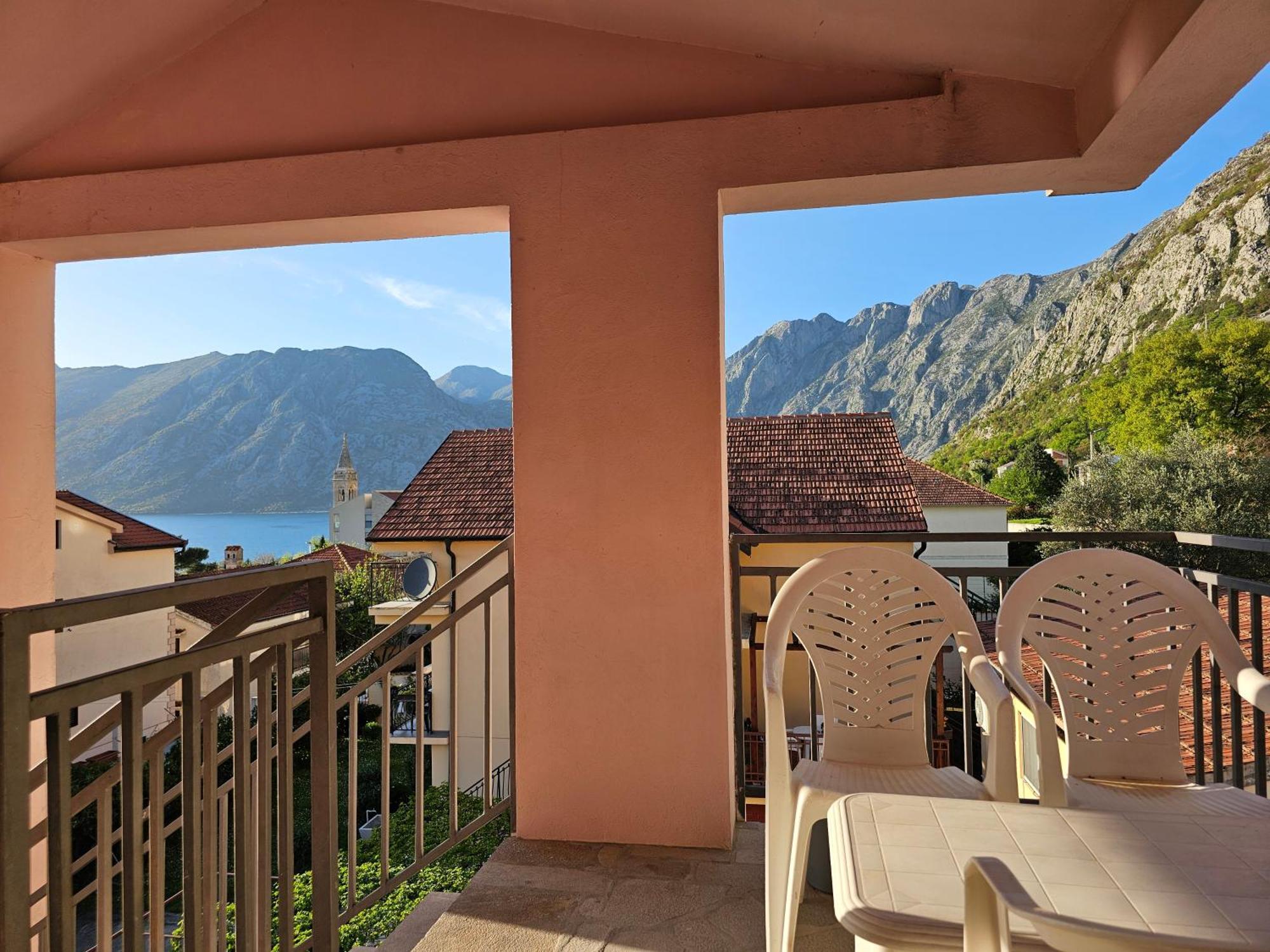 Ferienwohnung Modern Seaside Escape - Stunning Sea View - Private & Stylish Kotor Exterior foto