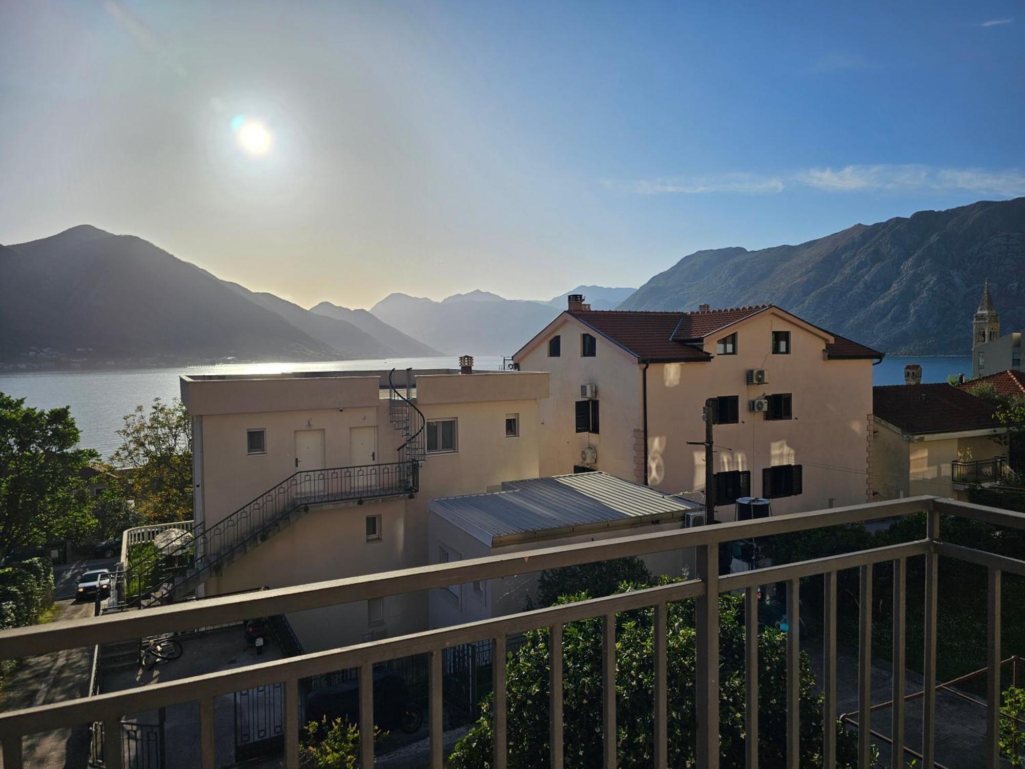 Ferienwohnung Modern Seaside Escape - Stunning Sea View - Private & Stylish Kotor Exterior foto