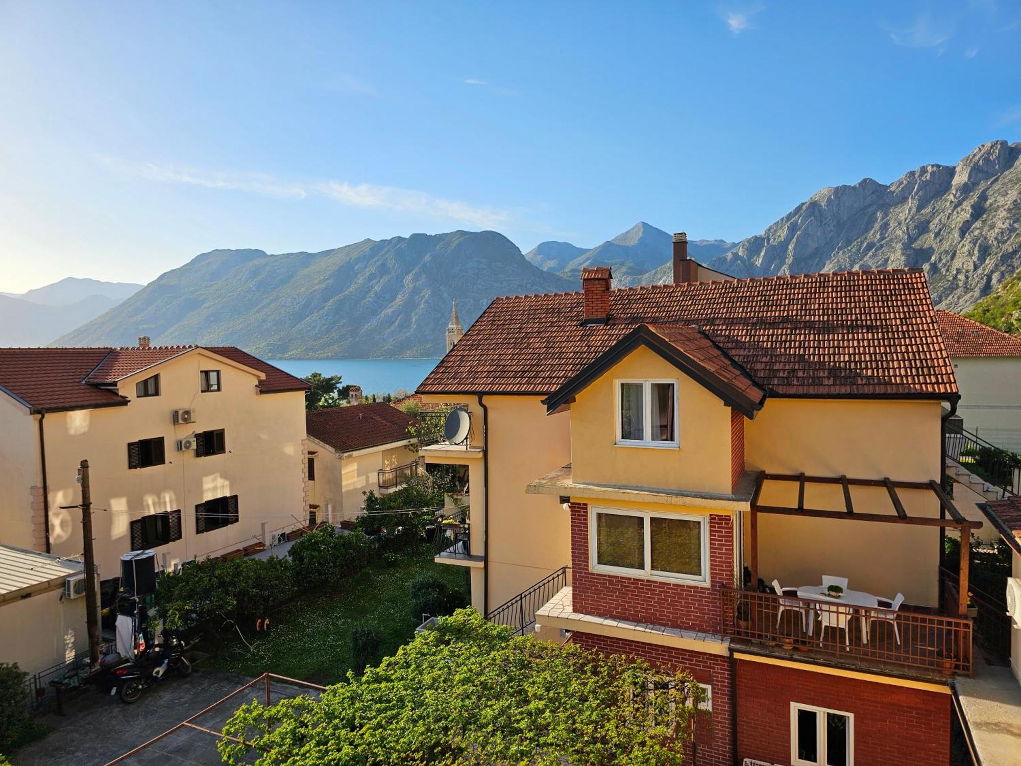 Ferienwohnung Modern Seaside Escape - Stunning Sea View - Private & Stylish Kotor Exterior foto