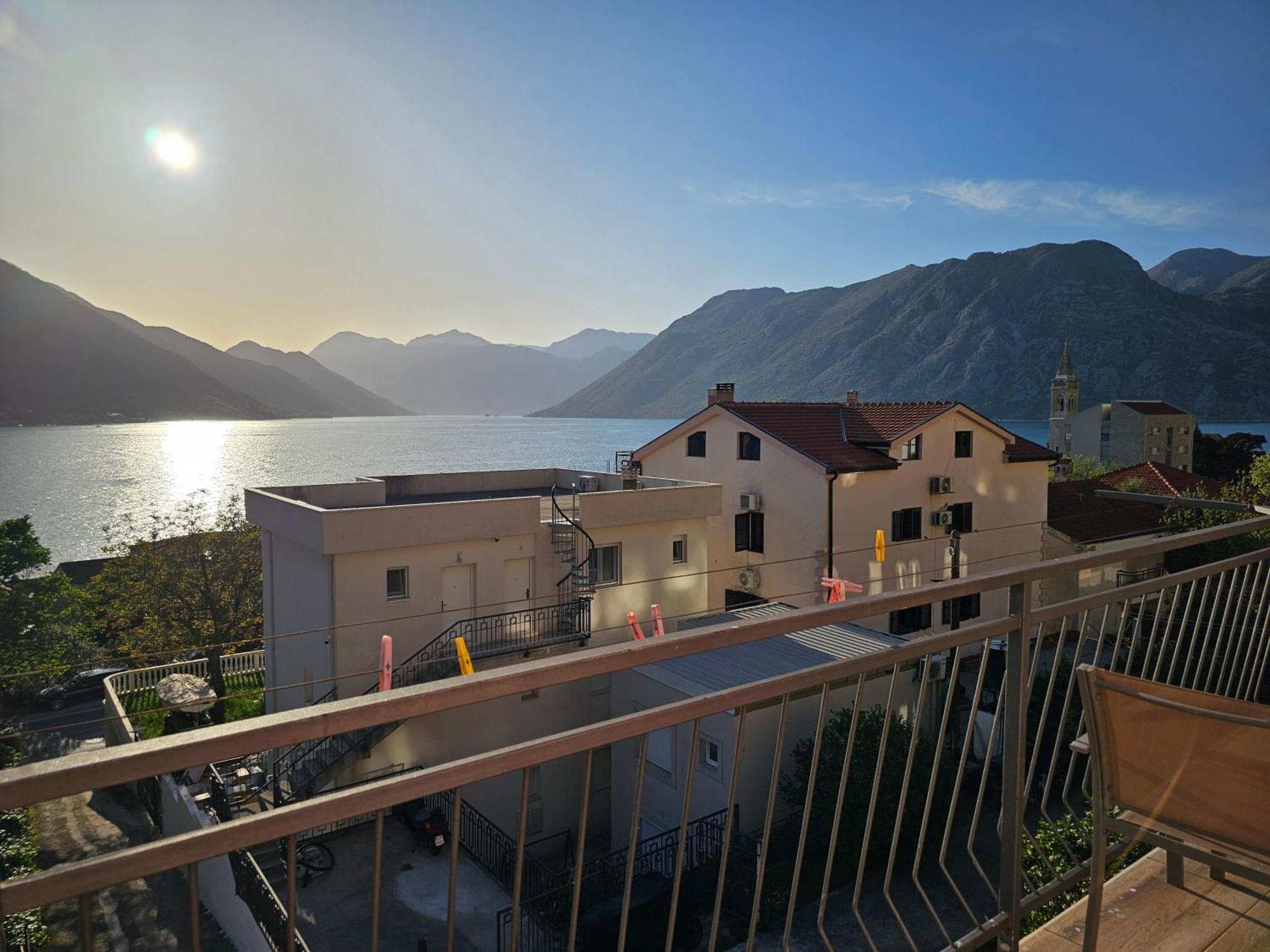 Ferienwohnung Modern Seaside Escape - Stunning Sea View - Private & Stylish Kotor Exterior foto