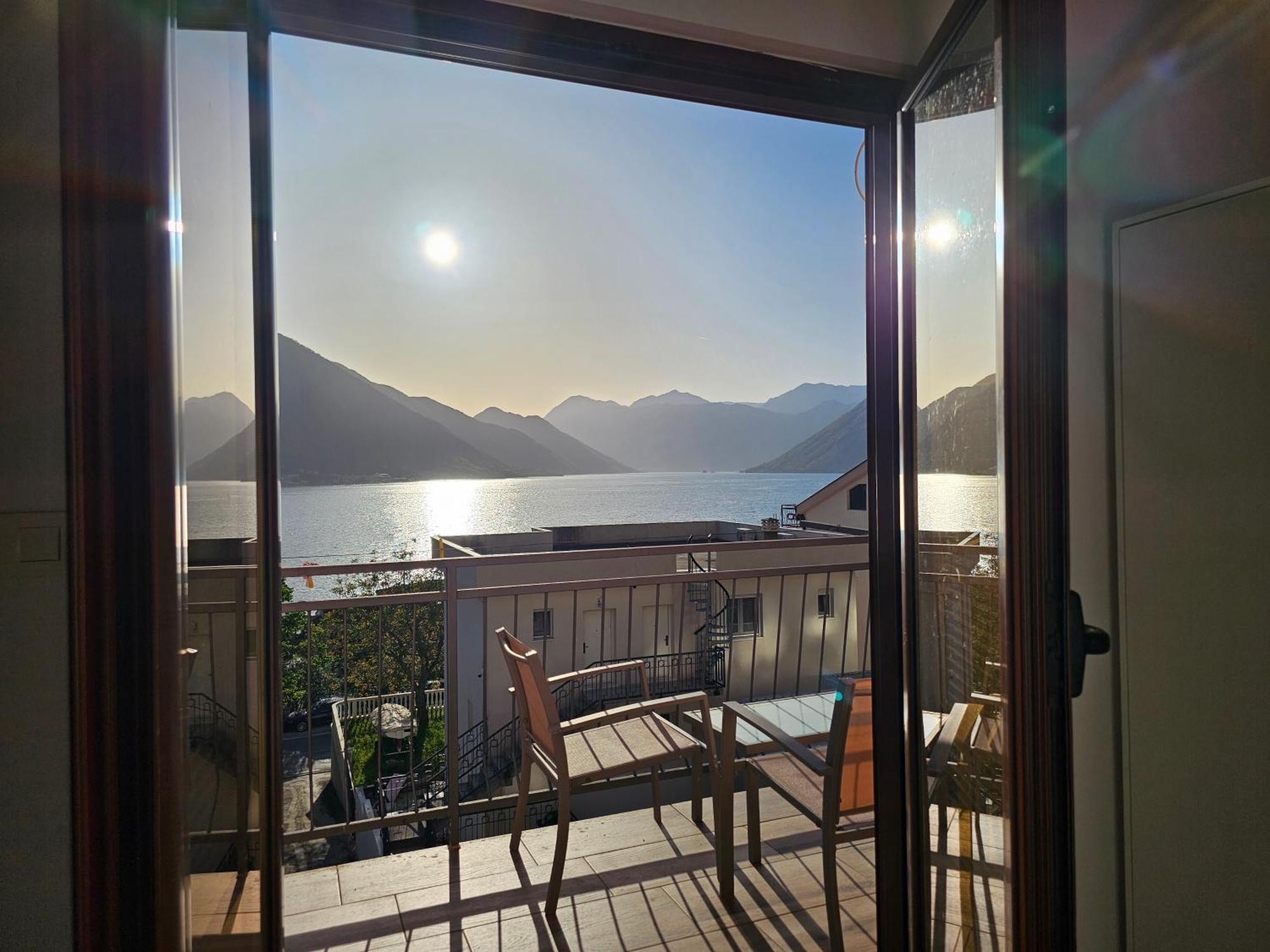 Ferienwohnung Modern Seaside Escape - Stunning Sea View - Private & Stylish Kotor Exterior foto