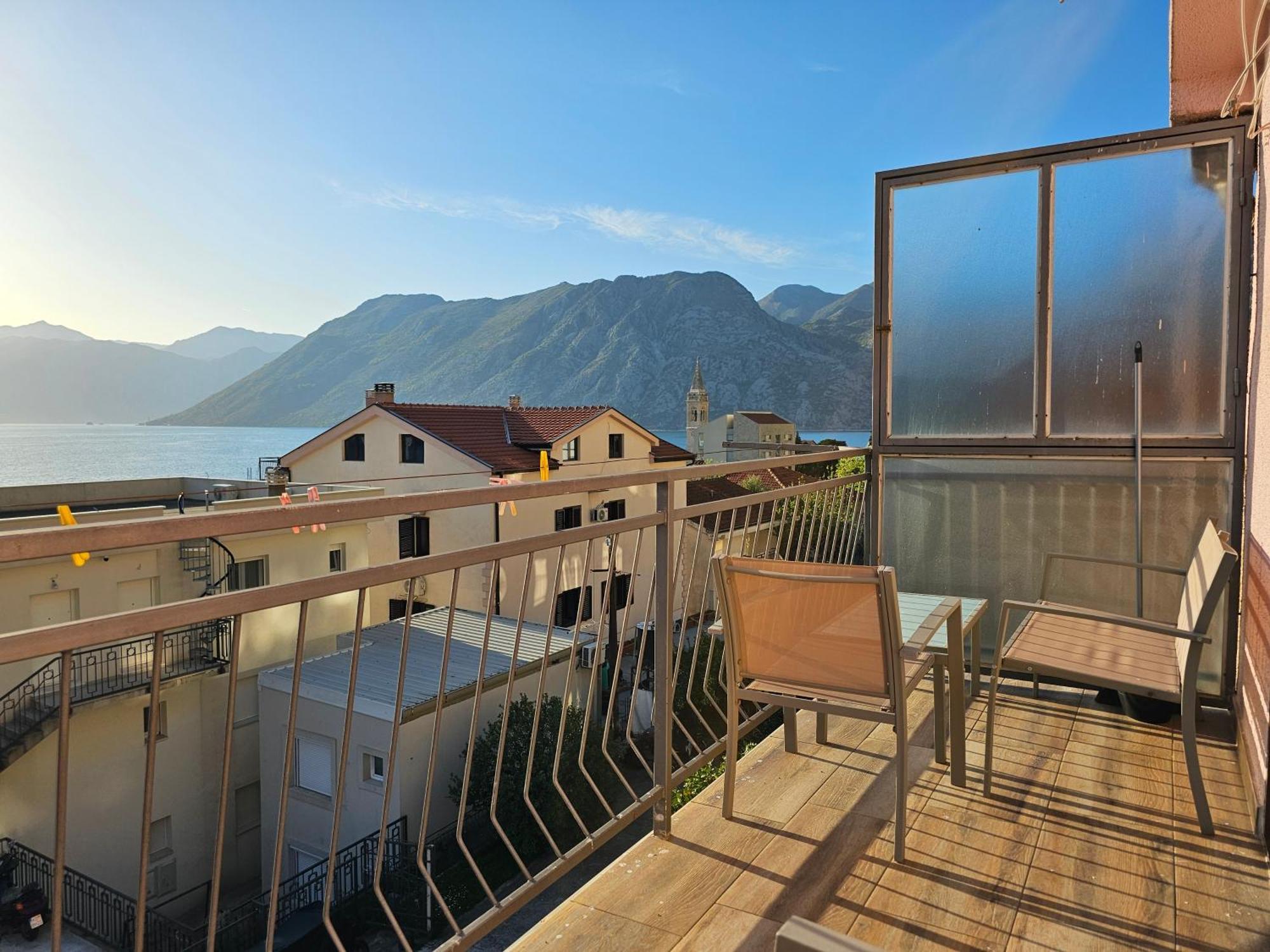 Ferienwohnung Modern Seaside Escape - Stunning Sea View - Private & Stylish Kotor Exterior foto
