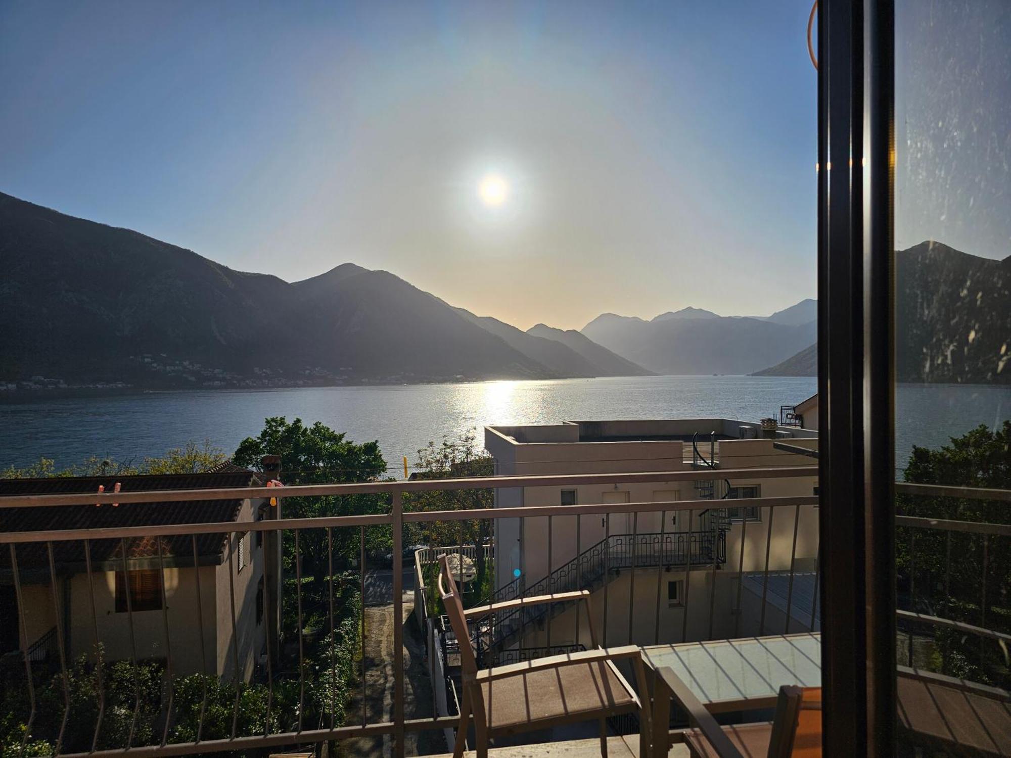 Ferienwohnung Modern Seaside Escape - Stunning Sea View - Private & Stylish Kotor Exterior foto
