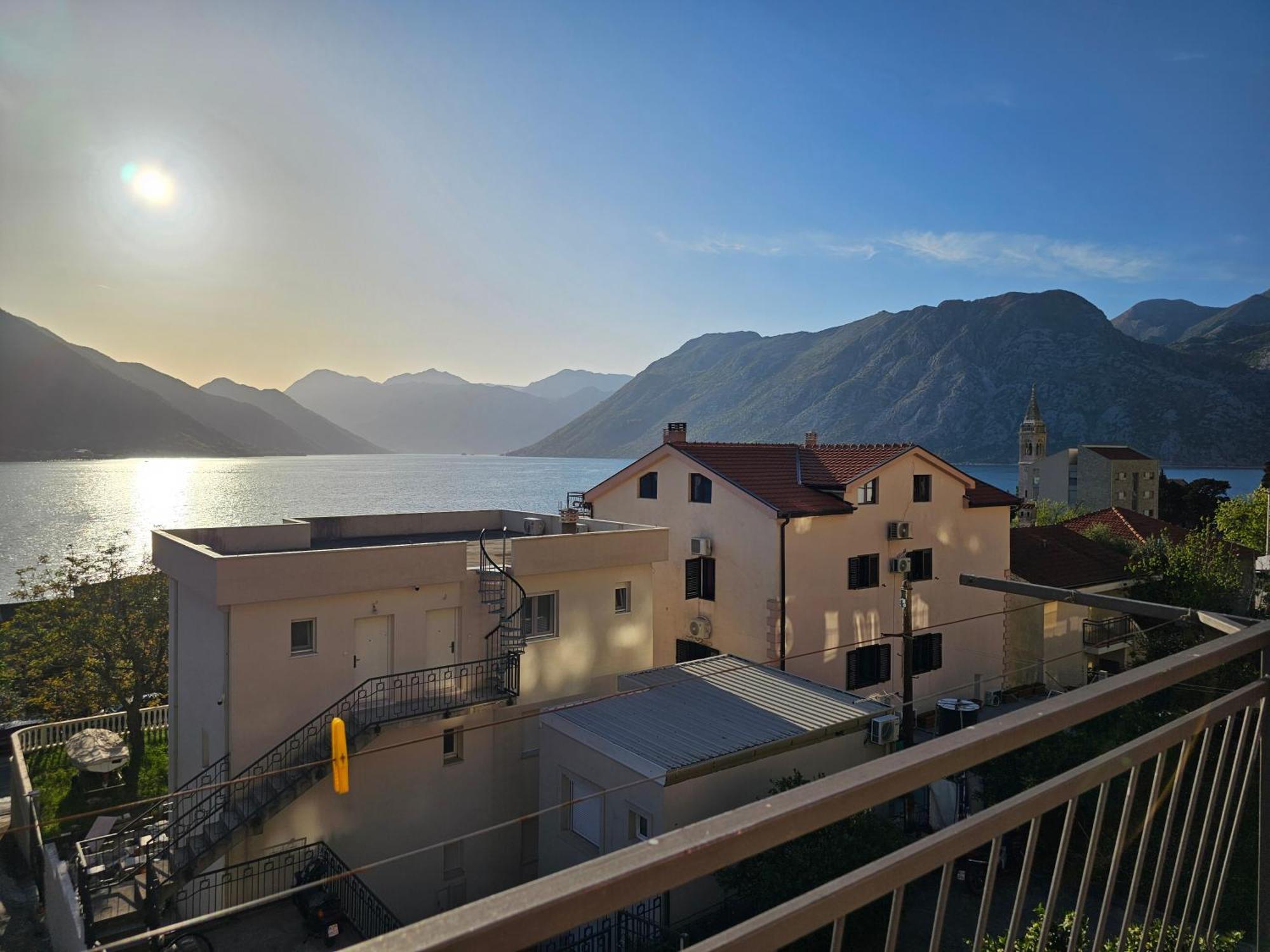 Ferienwohnung Modern Seaside Escape - Stunning Sea View - Private & Stylish Kotor Exterior foto