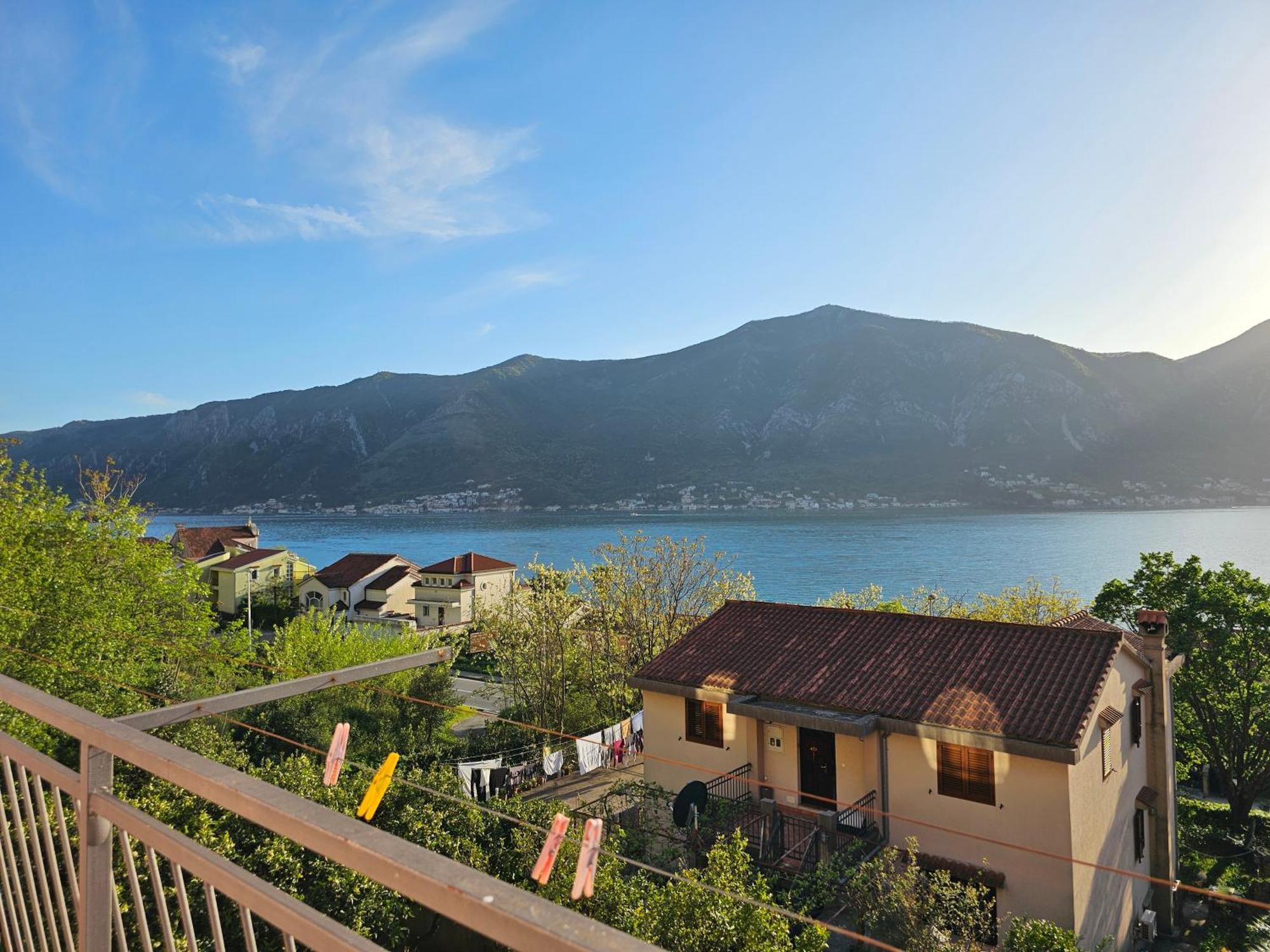 Ferienwohnung Modern Seaside Escape - Stunning Sea View - Private & Stylish Kotor Exterior foto