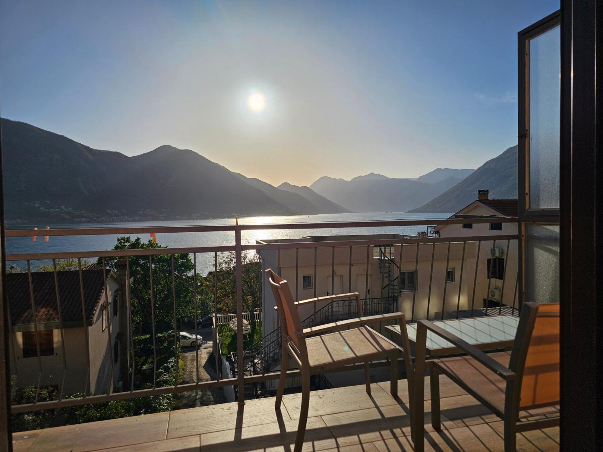 Ferienwohnung Modern Seaside Escape - Stunning Sea View - Private & Stylish Kotor Exterior foto