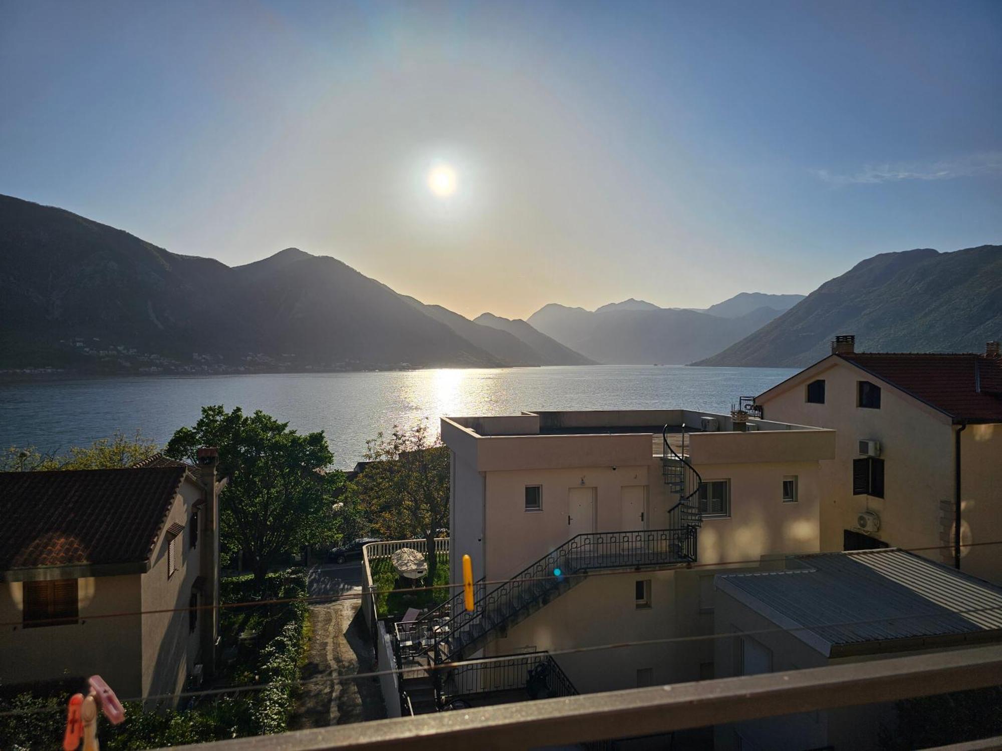 Ferienwohnung Modern Seaside Escape - Stunning Sea View - Private & Stylish Kotor Exterior foto