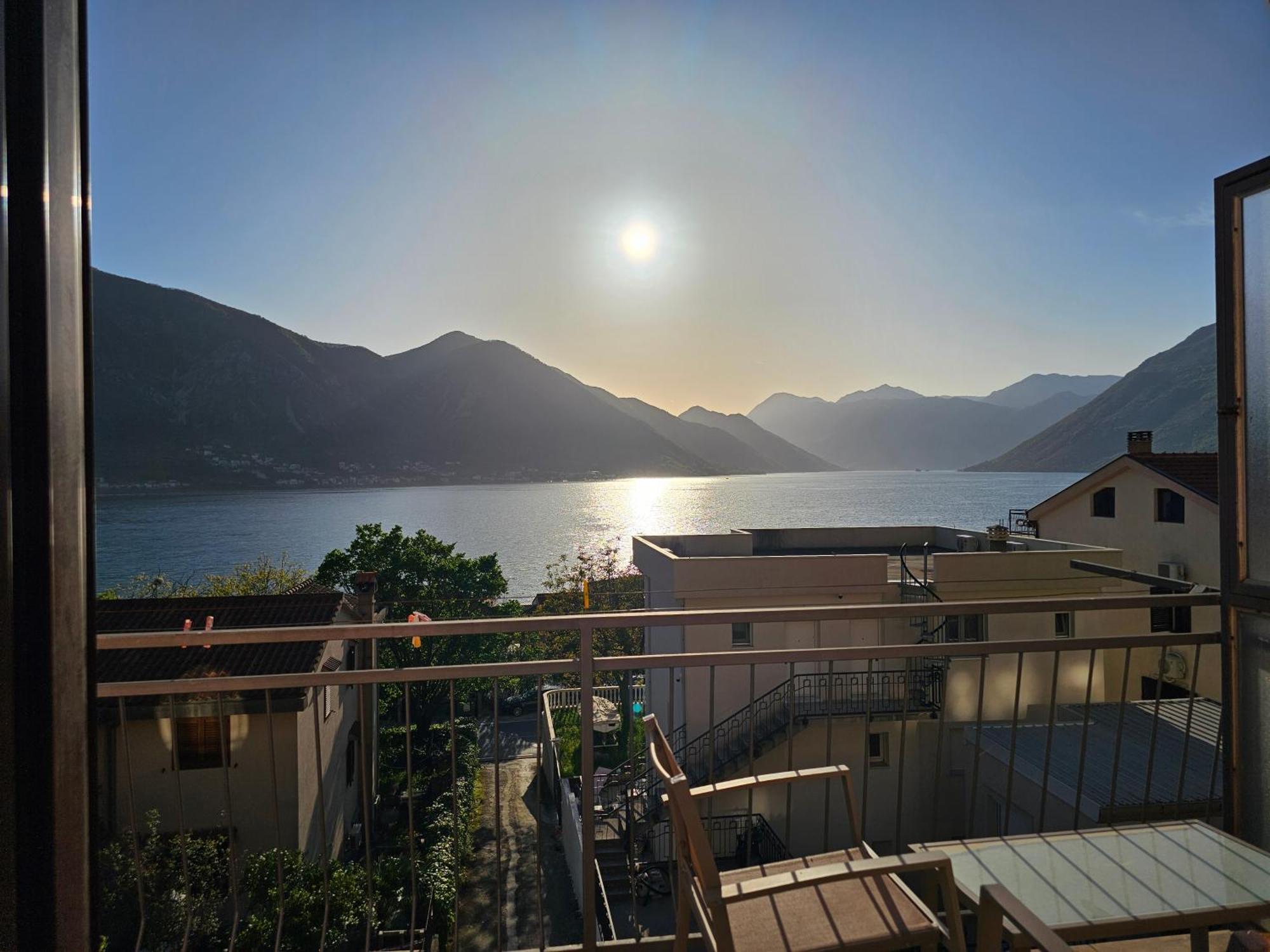 Ferienwohnung Modern Seaside Escape - Stunning Sea View - Private & Stylish Kotor Exterior foto