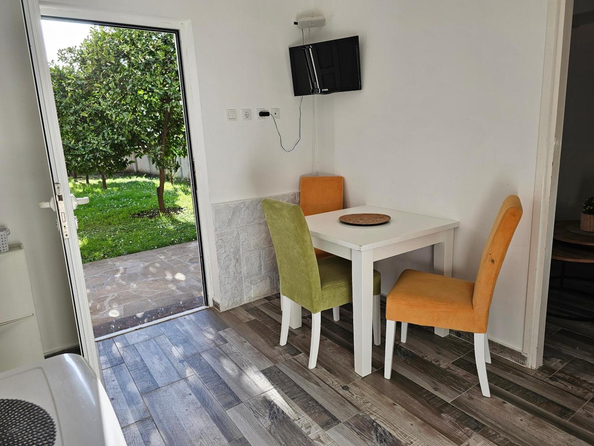Ferienwohnung Modern Seaside Escape - Stunning Sea View - Private & Stylish Kotor Exterior foto